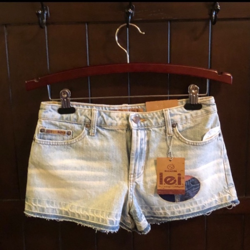L.E.I. Denim Jean Short raw hem Size 7.  NWT